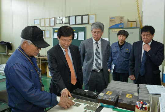 이재희 한전원자력연료 사장(왼쪽 두번째)이 협력사를 방문해 각종 애로사항을 청취하고 있다. 사진= 한전원자력연료 제공